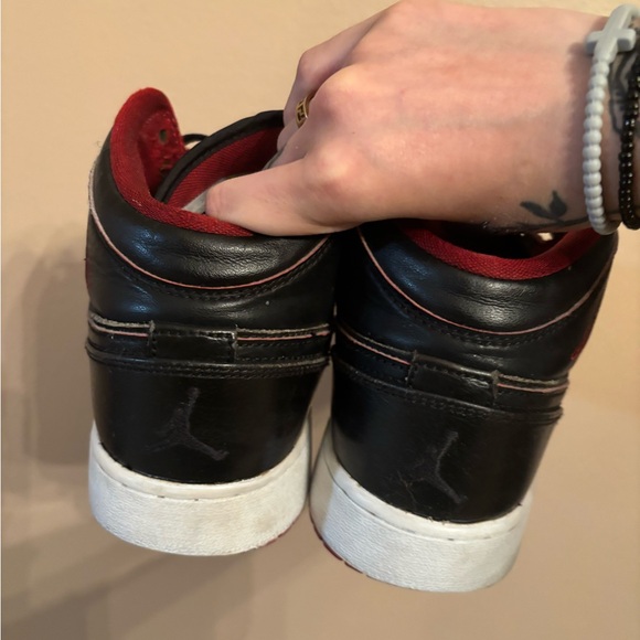 Air Jordan 1 Retro Mid GS 'Black
Gym Red' - Picture 4 of 7